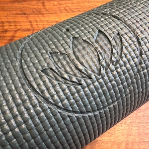 Das Logo im Material der Lotuscrafts Mudra Studio