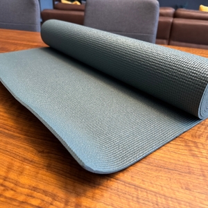 Die Lotuscrafts Mudra Studio liegt ein wenig ausgerollt auf einem Tisch