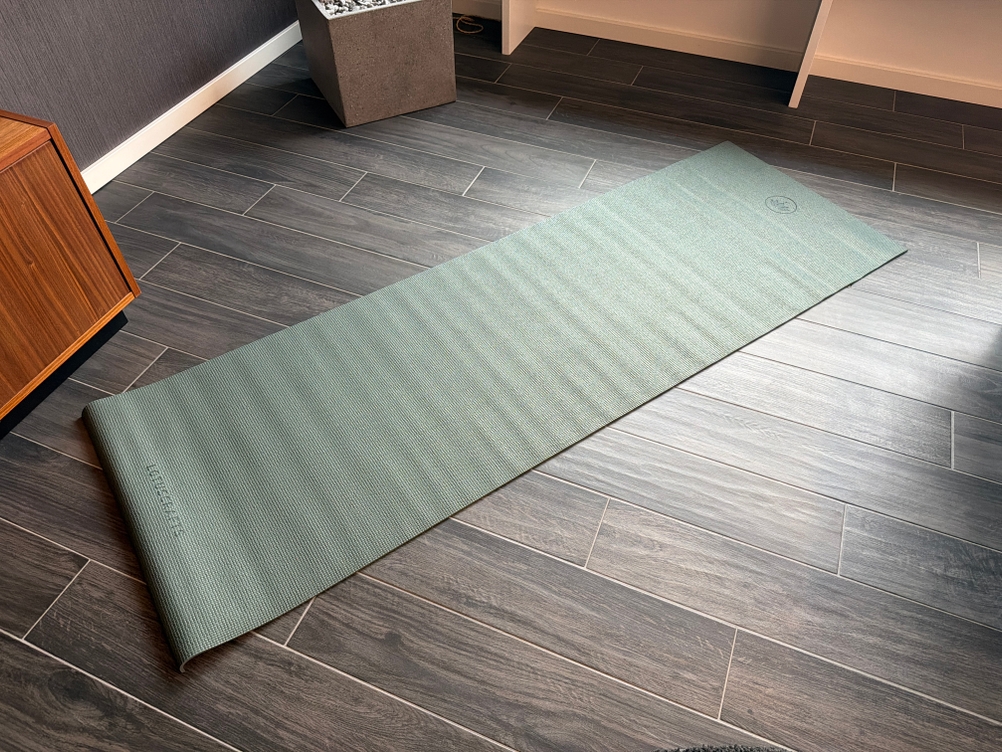 Die Lotuscrafts Mudra Studio liegt ausgerollt auf einem Fliesenboden
