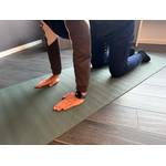 Eine Person macht eine Übung auf der Lotuscrafts Mudra Studio