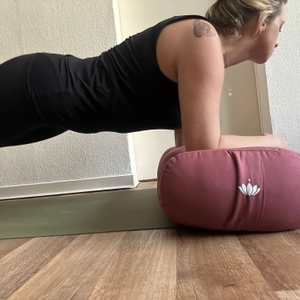 Yoga-Bolster im Test: Unterarmstütz auf Bolster.