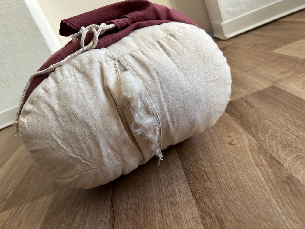 Yoga-Bolster im Test: Geöffnetes Bolster mit Kapok-Füllung.