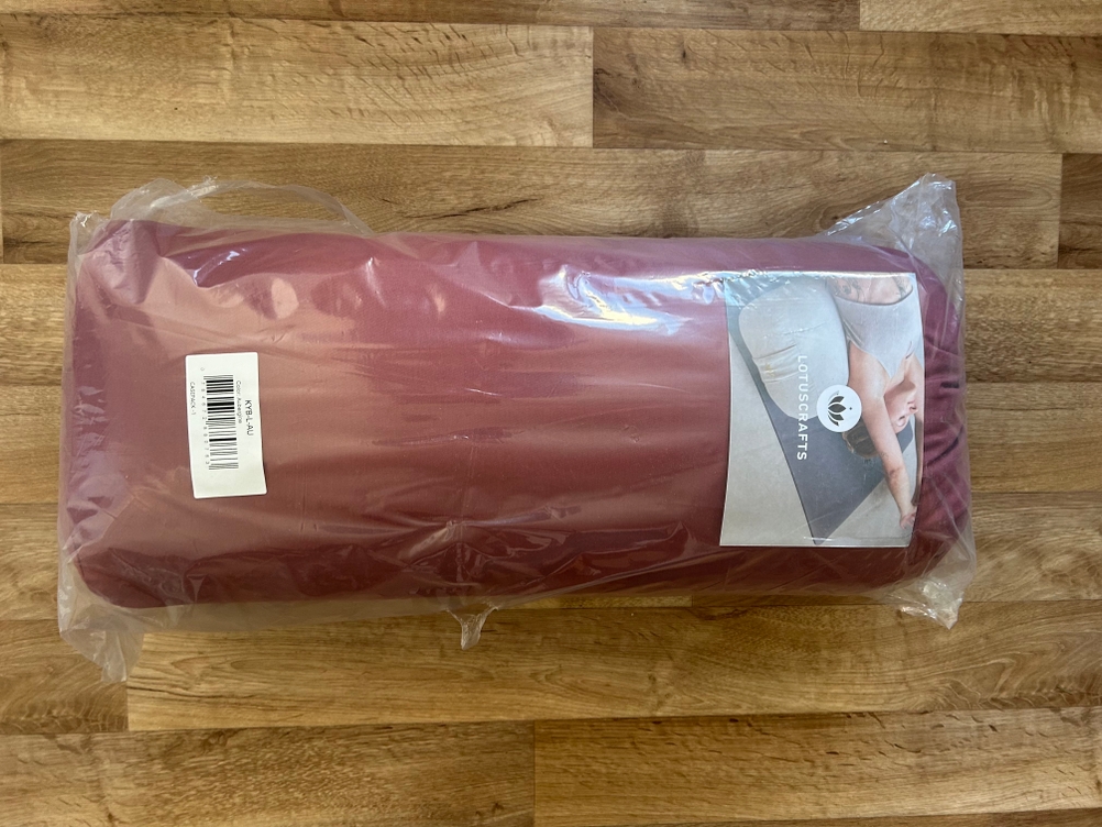 Yoga-Bolster im Test: Eingepacktes Yoga-Bolster auf Boden.