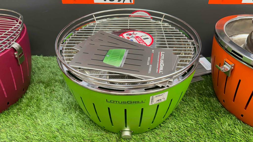 Im Test: Auf einem grünen Lotusgrill liegt die Bedienungsanleitung.