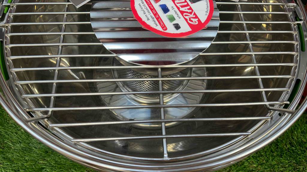 Detailansicht des Grillrostes eines getesteten Lotusgrills.