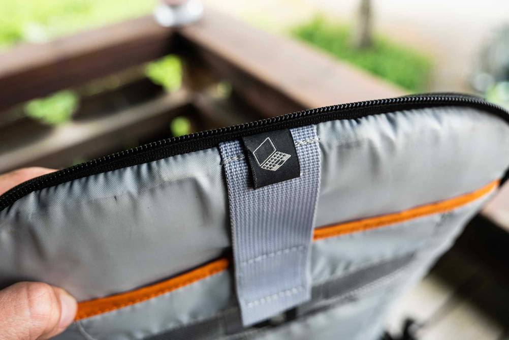 Lowepro Flipside 400 AW im getesteten Fotorucksack: Symbol für Laptopfach