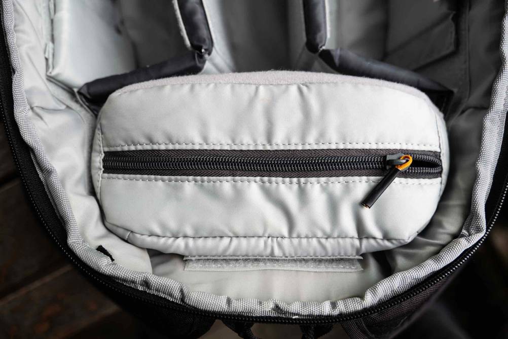 Lowepro Flipsise 400 AW-Ii Fotorucksack im Test geöffnet mit Kletttasche