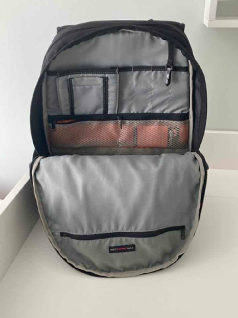 Frontansicht eines geöffneten Lowepro-Fotorucksacks im Test.