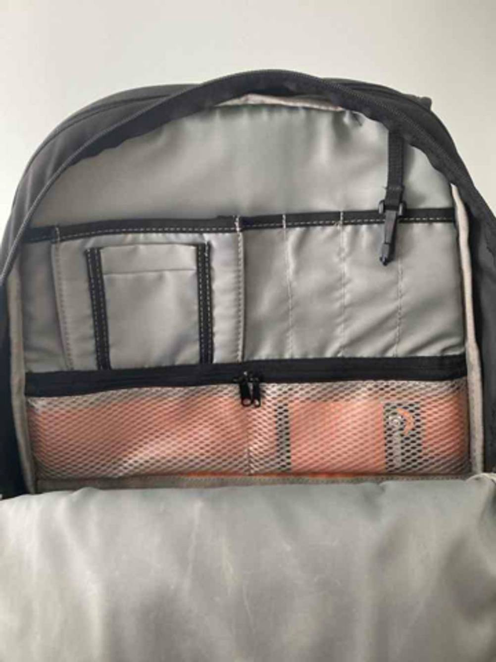 Lowepro-Fotorucksack getestet: Innenansicht mit vielen Taschen.