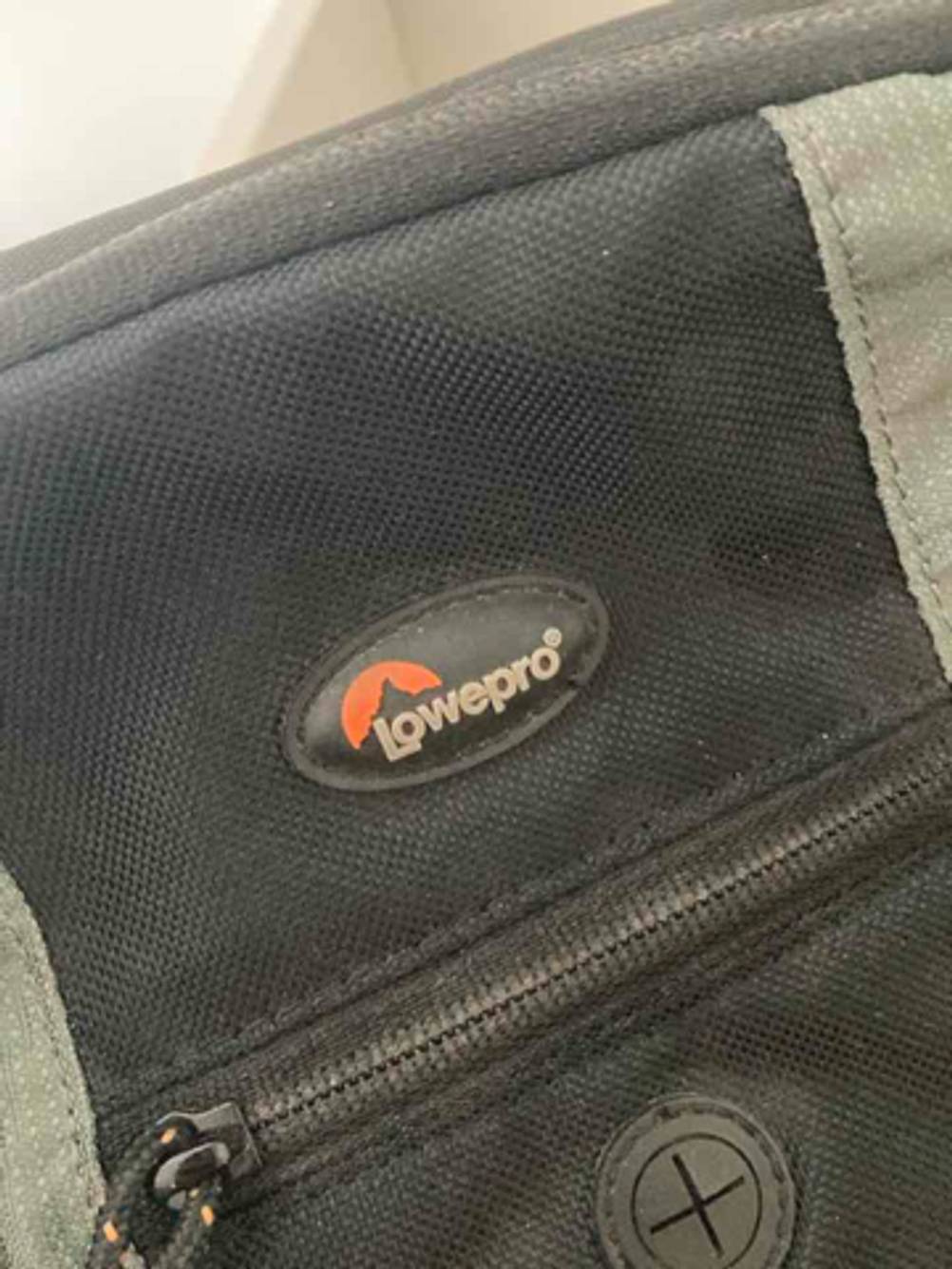 Lowepro-Fotorucksack-Test: Über dem Reißverschluss ist das Markenlogo eingenäht.