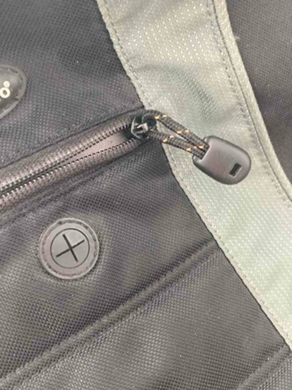 Detailansicht des Reißverschlusses eines getesteten Lowepro-Fotorucksacks.
