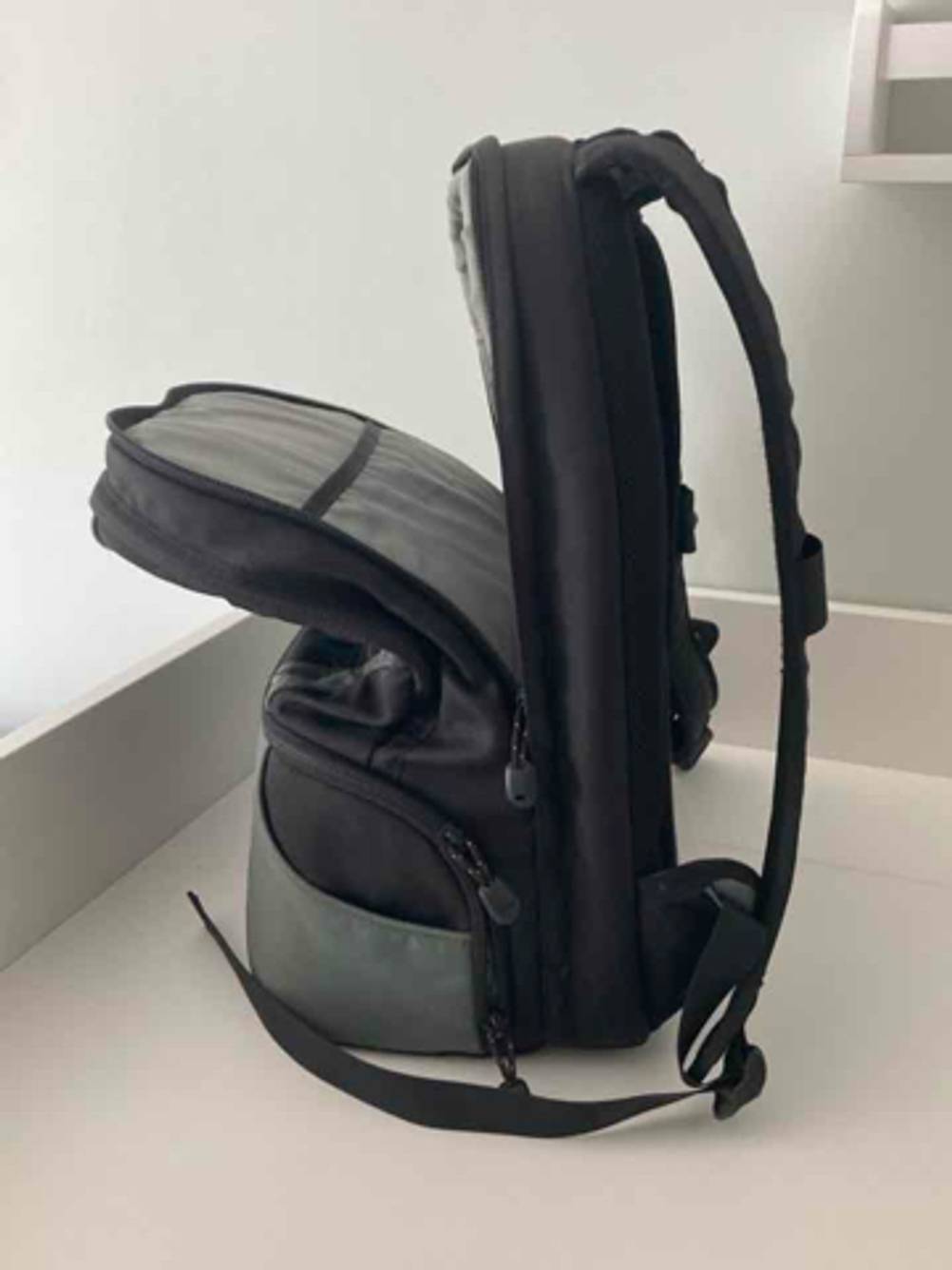 Im Test: Ein geöffneter Lowepro-Fotorucksack steht in Seitenansicht in einem Zimmereck.