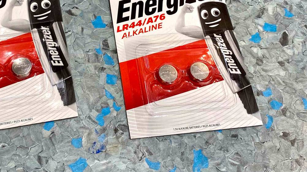 LR44 getestet: Nahaufnahme der Batterien in ihrer transparenten Verpackung.