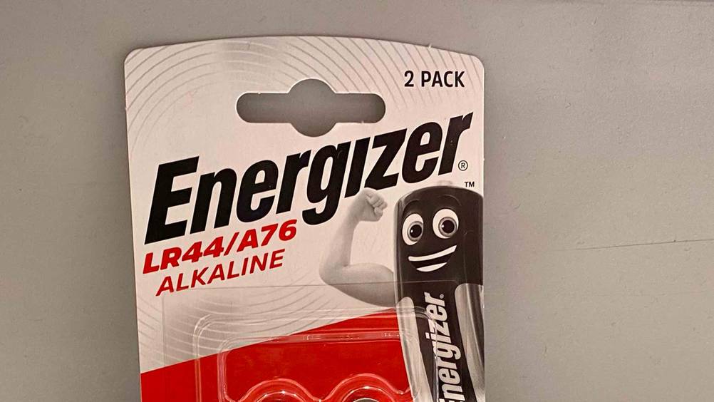 Nahaufnahme der Verpackung der getesteten LR44 Batterien mit Logo.