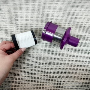 Der herausgenommene HEPA-Filter des Lubluelu 25000Pa liegt neben dem Staubbehälter.