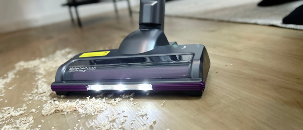 Die Bodendüse des Lubluelu 25000Pa mit LED-Beleuchtung während des Saugvorgangs auf Hartboden.