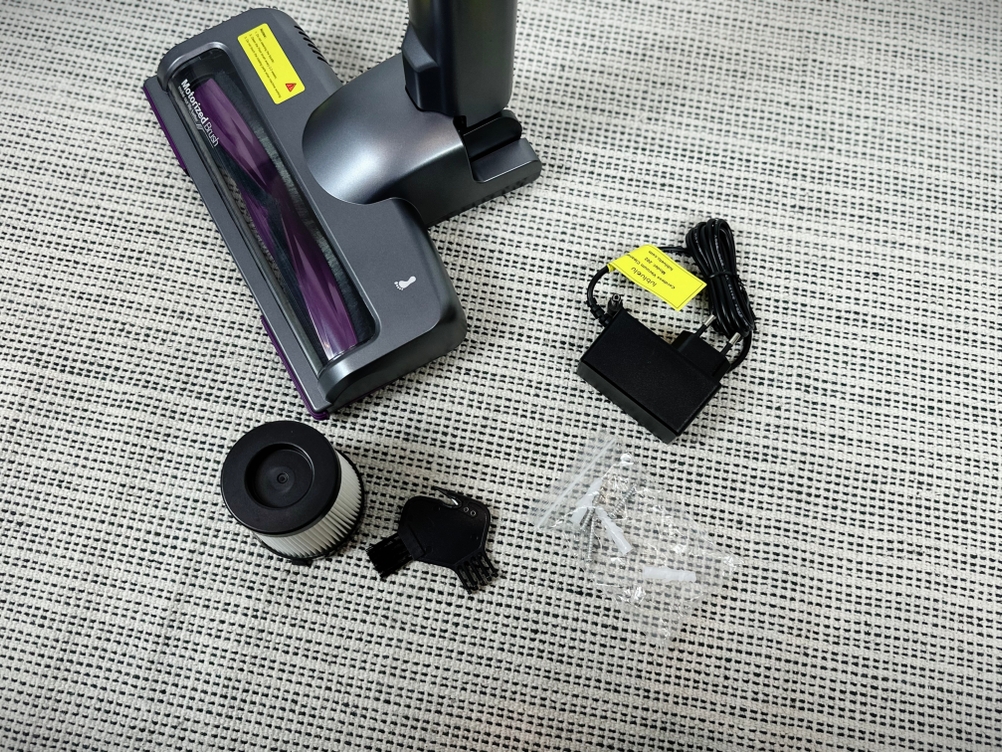 Der Lubluelu 25000Pa mit Ladekabel, Ersatzfilter und Reinigungstool für die Bürstenwalze.