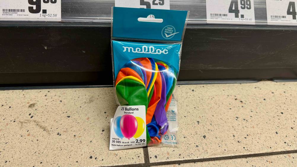 Luftballons getestet: Eine Packung steht vor einem Regal auf dem Boden.