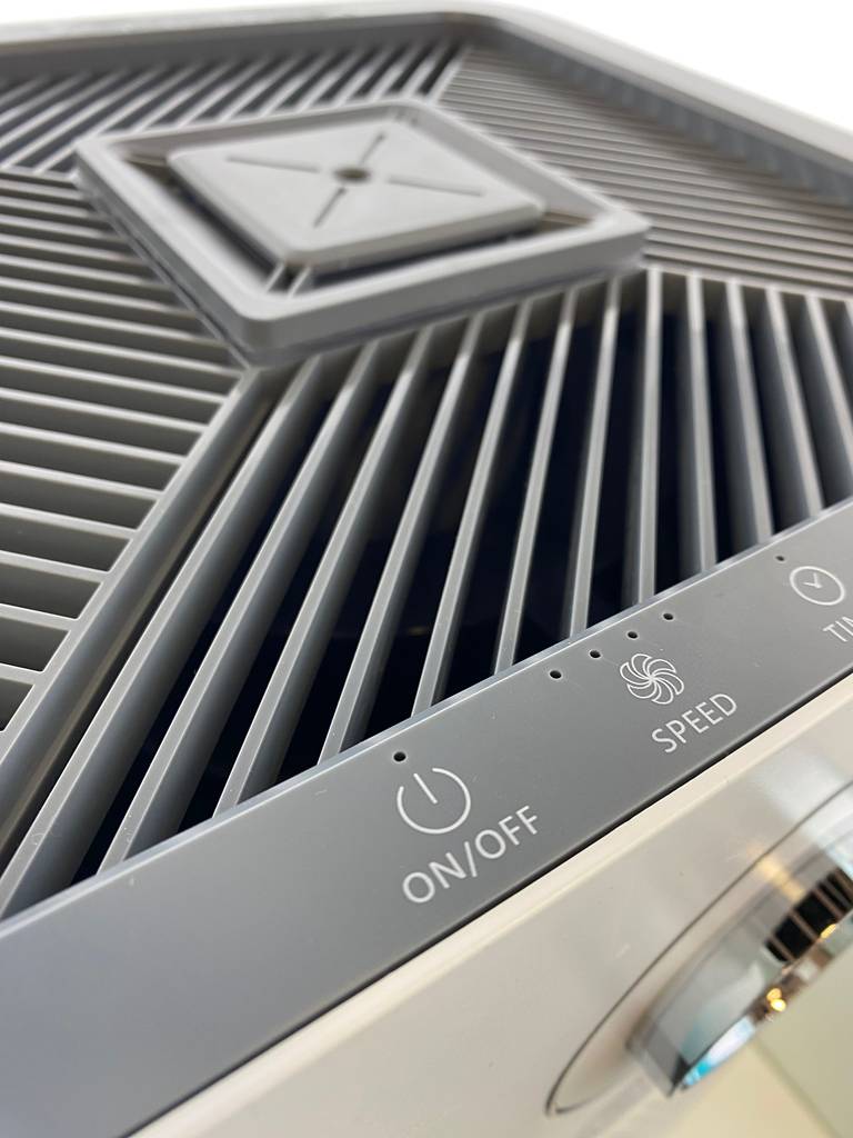 Im Test: Nahaufnahme des Power-Buttons eines Luftbefeuchters.