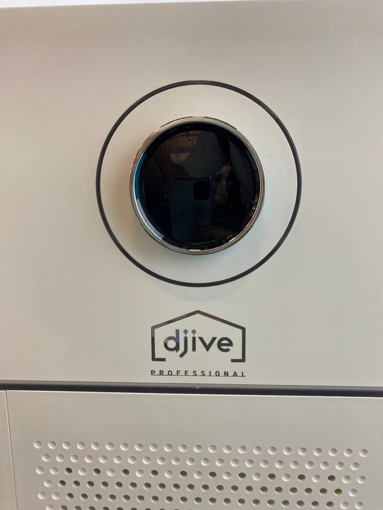 Luftbefeuchter getestet: Nahaufnahme des Herstellerlogos auf einem Gerät.