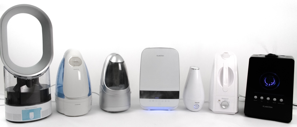 7 verschiedene Luftbefeuchter stehen auf einer weißen Platte.