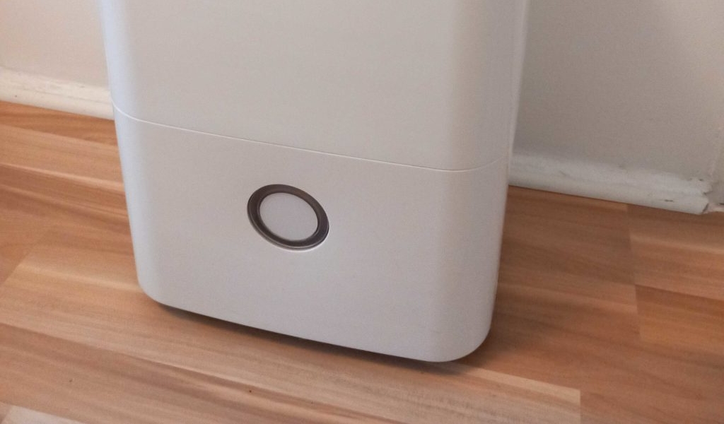 Der Wassertank des getesteten Comfee-Luftentfeuchters im geschlossenen Zustand.