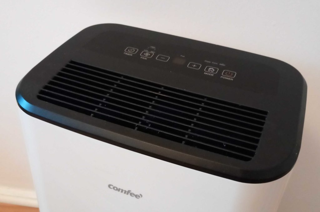 Der getestete Comfee-Luftentfeuchter von oben mit Bedienelementen.