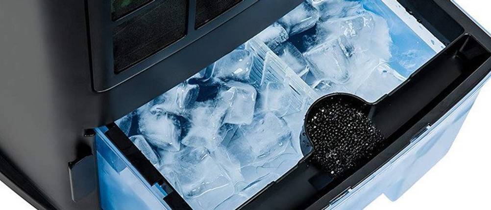 Eiswürfel im Wassertank des getesteten Luftkühlers.