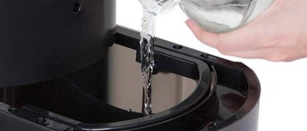 Wassertank eines getesteten Luftkühlers wird aufgefüllt