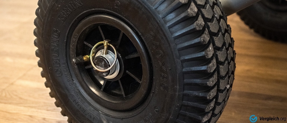 Luftreifen eines Bollerwagens in Nahansicht