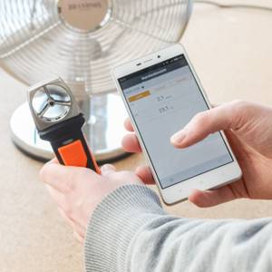 Mit einem Anemometer wird die Windgeschwindigkeit vor einem Brandson Ventilator gemessen.