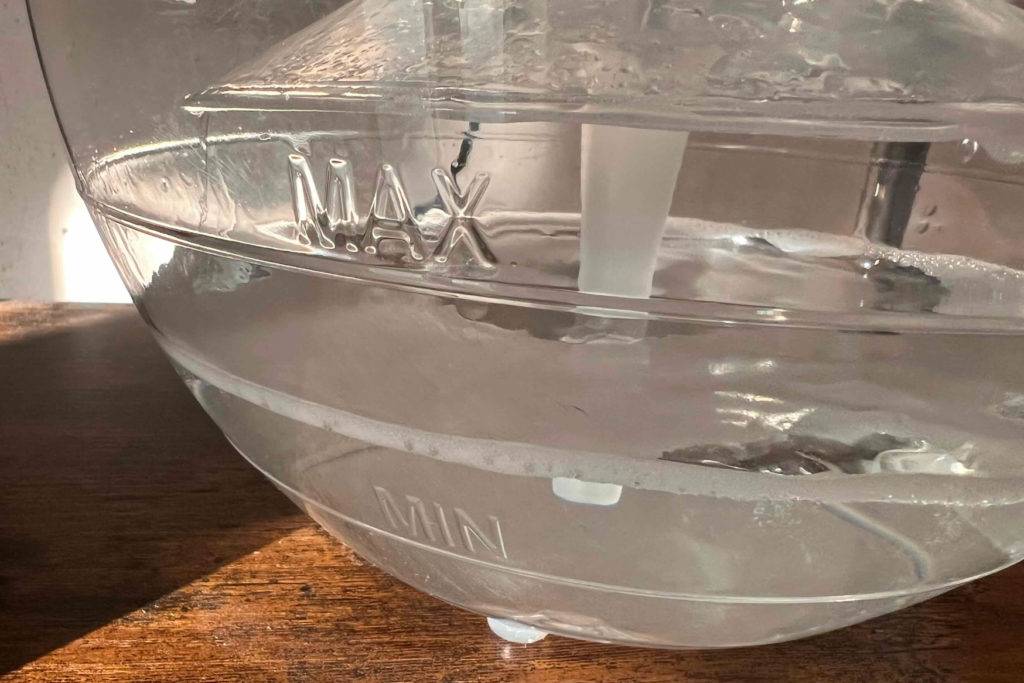 Nahaufnahme von einem Wassertank eines getesteten Luftwäschers