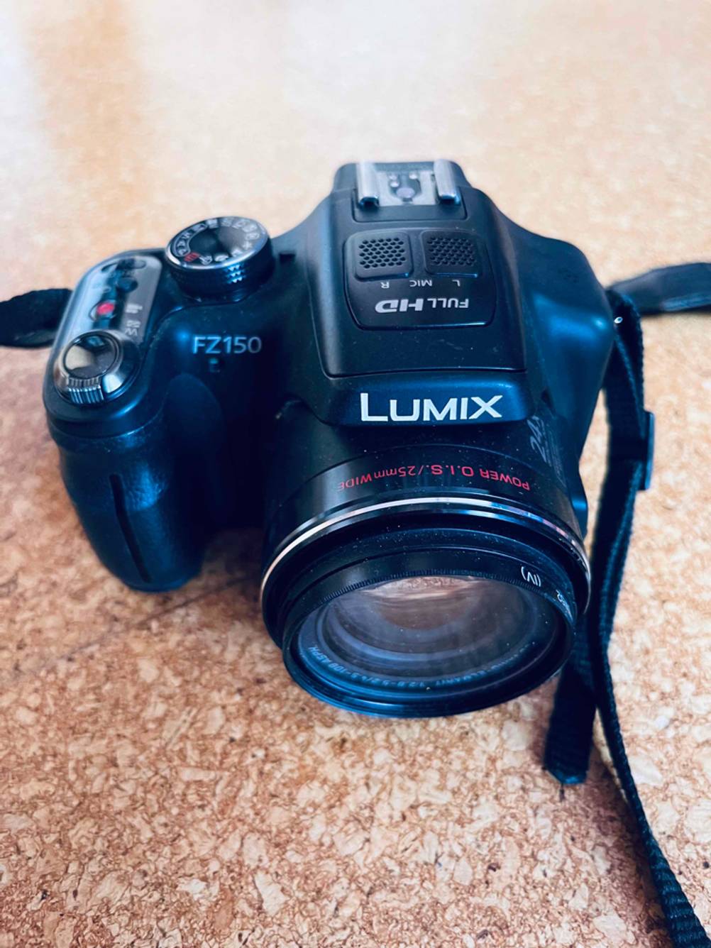 Digitalkamera-Test: Vorderansicht von oben einer Digitalkamera von Lumix mit Fokus auf die Objektivlinse.