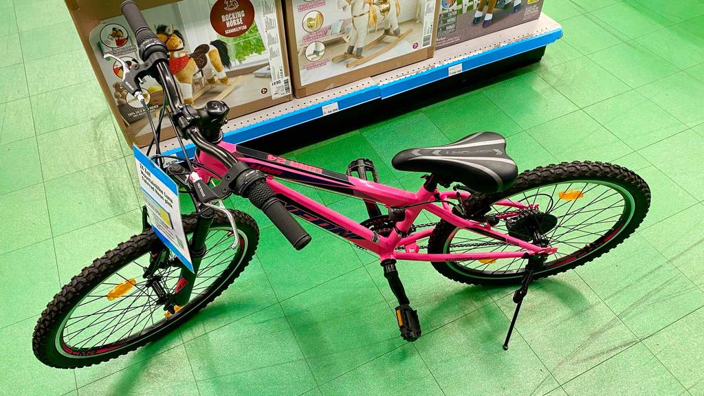 An getestetem Kinder-Mountainbike hängt ein Preisschild.