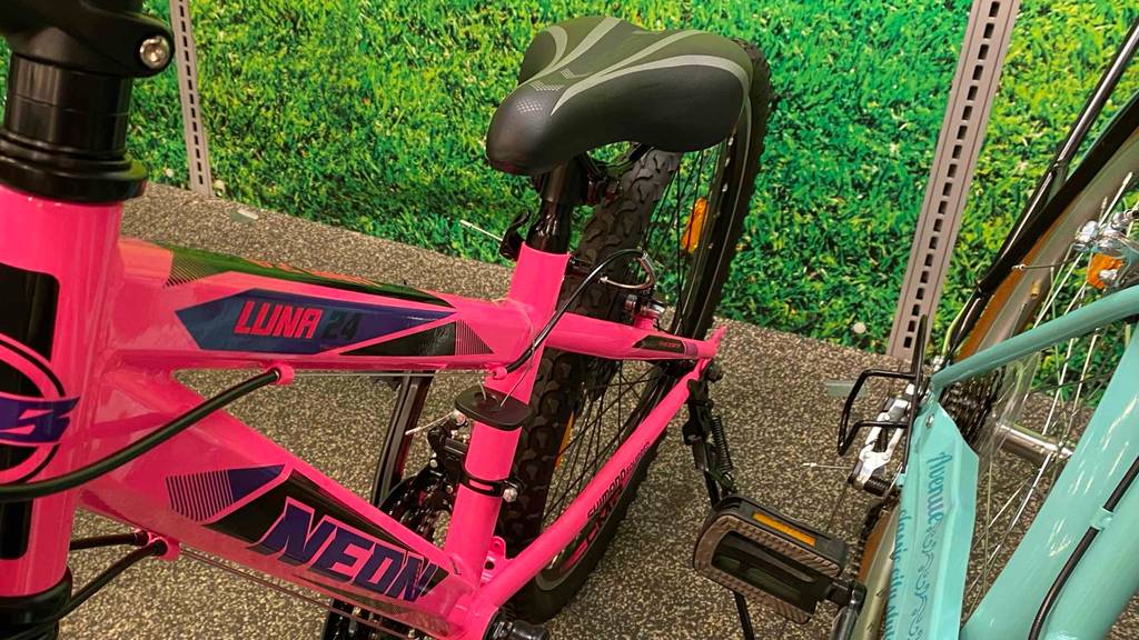 Kinder-Mountainbike im Test: Neben dem Mountainbike steht ein Fahrrad.