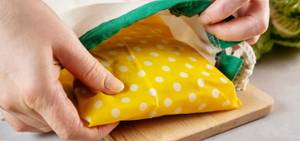 Lunchbag-im-Test: Person steckt eine Tüte in eine Lunchbag. 