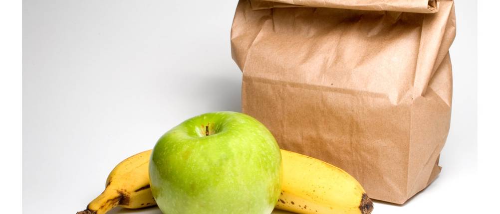 Lunchbag-im-Test: Apfel und Banane liegen vor einer Lunchbag