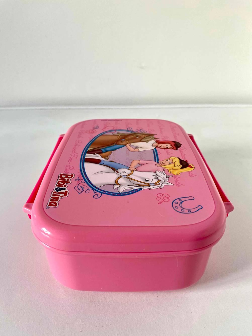 Seitenansicht einer Lunchbox für Kinder im Test auf einer hellen Fläche.