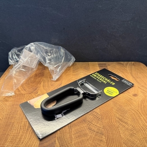 Der Sparschäler von Lurch mit entfernter Plastikhülle.