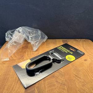 Der Sparschäler von Lurch mit entfernter Plastikhülle.