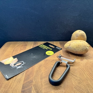 Der ausgepackte Lurch 10093 liegt neben zwei Kartoffeln.