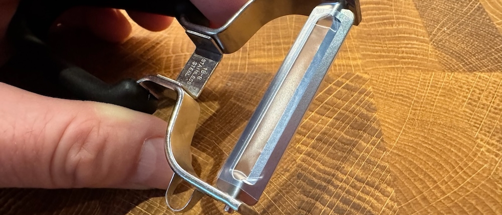 Nahansicht der mit Schutzfilm geschützten Klinge des Sparschälers.