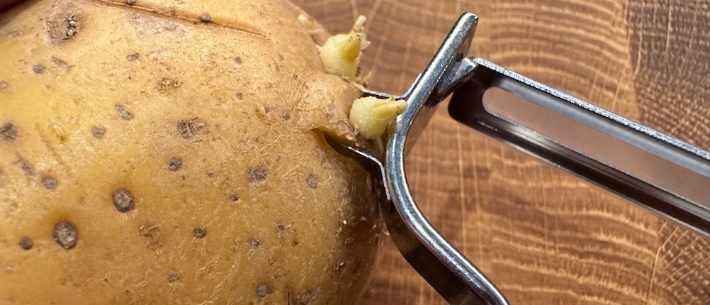 Kartoffelaugen werden mit dem Lurch 10093 Sparschäler entfernt.