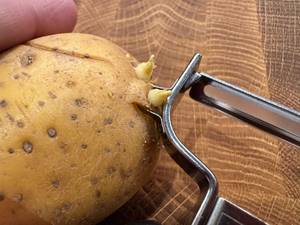 Kartoffelaugen werden mit dem Lurch 10093 Sparschäler entfernt.