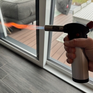 Der Lurch-10890-Butangasbrenner beim Erzeugen einer Flamme