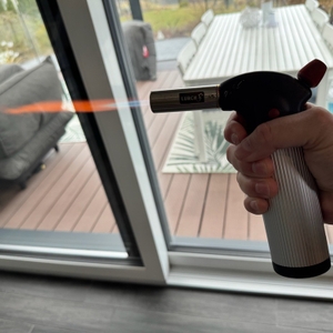 Mit dem Lurch-10890-Butangasbrenner wird eine Flamme erzeugt