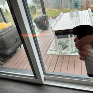 Eine Hand erzeugt mit dem Lurch-10890-Butangasbrenner eine Flamme