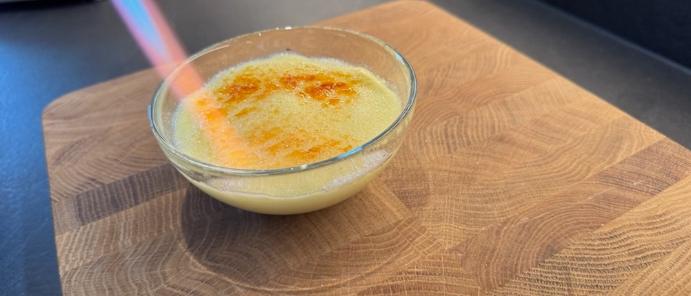 Mit dem Lurch-10890-Butangasbrenner wird Zucker flambiert