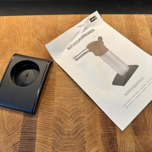 Die Anleitung des Lurch-10890-Butangasbrenner liegt neben der Halterung