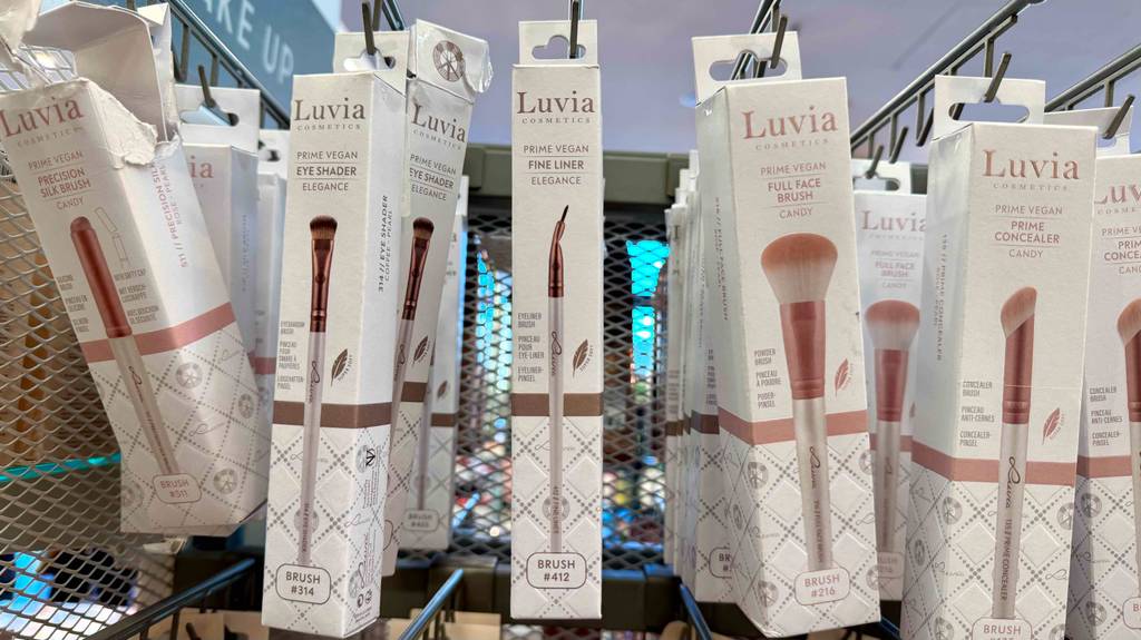 Im Test: Ein Eyeliner-Pinsel hängt in seiner Verpackung an einem Verkaufsstand im Drogeriemarkt.